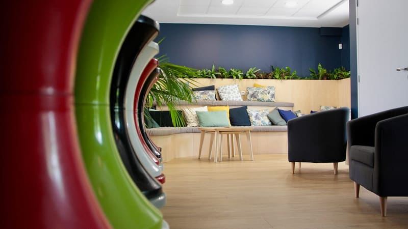 Espace de coworking éco-responsable BigFive aux Chartrons à Bordeaux avec fauteuils et banquette végétale