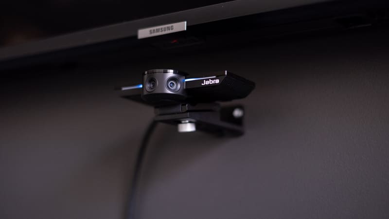 Caméra de visioconférence Jabra fixée sous un écran Samsung