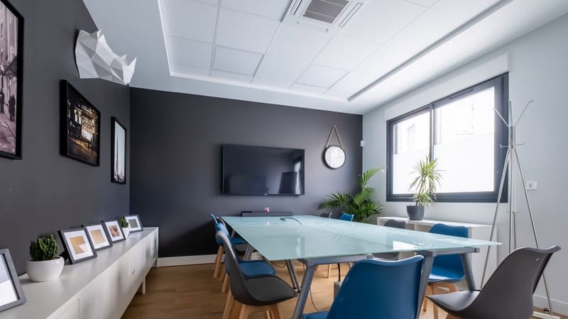 Salle de réunion lumineuse et moderne chez BigFive Coworking aux Chartrons à Bordeaux